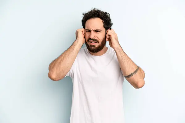 Junger Erwachsener Bärtiger Mann Der Wütend Gestresst Und Genervt Aussieht — Stockfoto