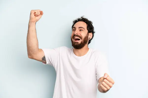 Pemuda Berjanggut Pria Berteriak Penuh Kemenangan Tampak Seperti Bersemangat Bahagia — Stok Foto