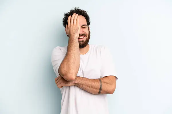 Young Adult Bearded Man Laughing Slapping Forehead Saying Doh Forgot — Stock Photo, Image