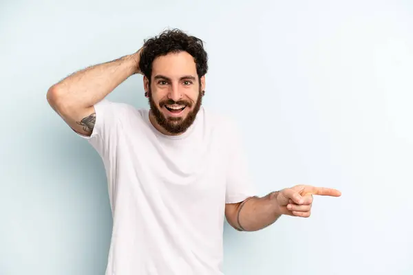 Jovem Homem Barbudo Adulto Rindo Parecendo Feliz Positivo Surpreso Percebendo — Fotografia de Stock