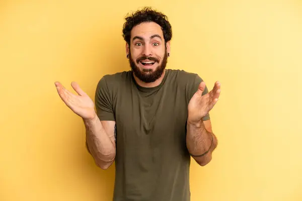 Joven Hombre Barbudo Adulto Sintiéndose Feliz Emocionado Sorprendido Sorprendido Sonriendo — Foto de Stock