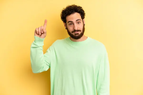 Jong Volwassen Bebaarde Man Glimlachend Vrolijk Gelukkig Naar Boven Wijzend — Stockfoto