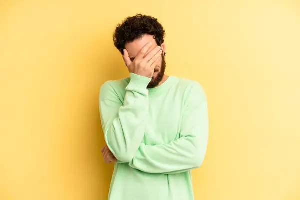 Joven Hombre Barbudo Adulto Mirando Estresado Avergonzado Molesto Con Dolor — Foto de Stock