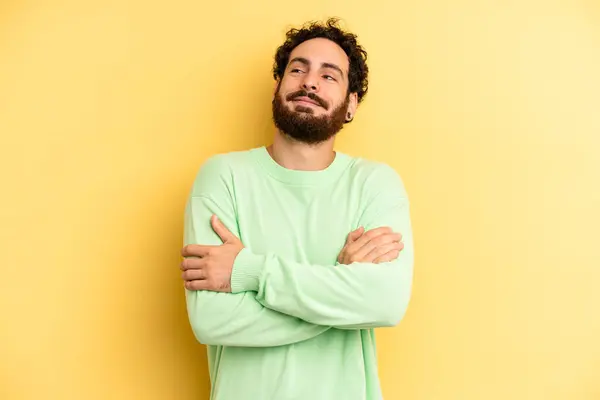 Jovem Homem Barbudo Adulto Rindo Feliz Com Braços Cruzados Com — Fotografia de Stock