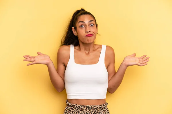 Hispânico Mulher Bonita Sentindo Perplexo Confuso Duvidar Ponderar Escolher Diferentes — Fotografia de Stock