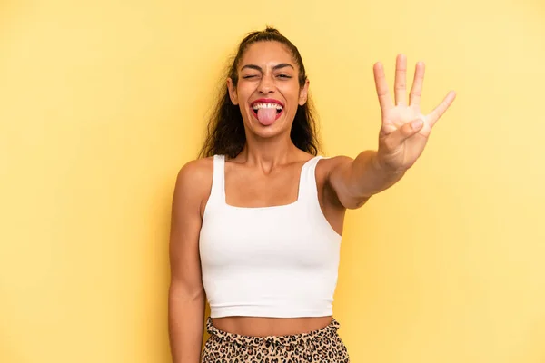 Mujer Bonita Hispana Sonriendo Luciendo Amigable Mostrando Número Cuatro Cuarto —  Fotos de Stock