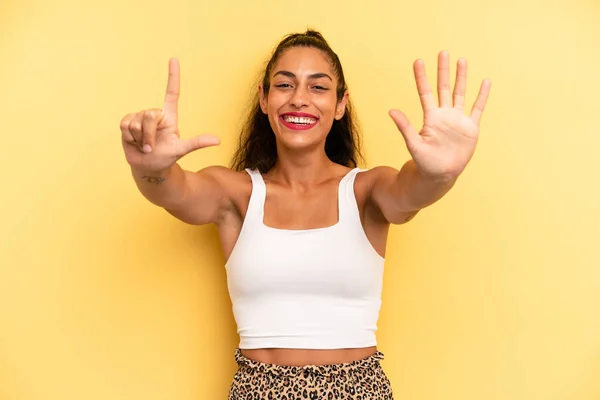 Hispanic Pretty Woman Smiling Looking Friendly Showing Number Seven Seventh — Stock Photo, Image