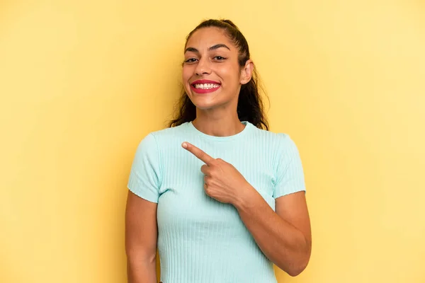 Hispanic Mooie Vrouw Glimlachend Vrolijk Gelukkig Voelen Wijzen Naar Zijkant — Stockfoto