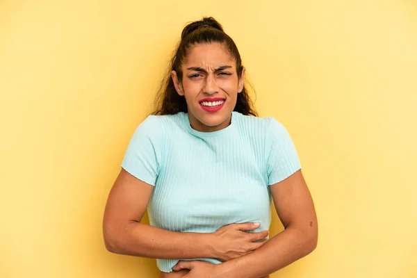 Hispanic Söt Kvinna Känner Ångest Sjuk Sjuk Och Olycklig Lider — Stockfoto