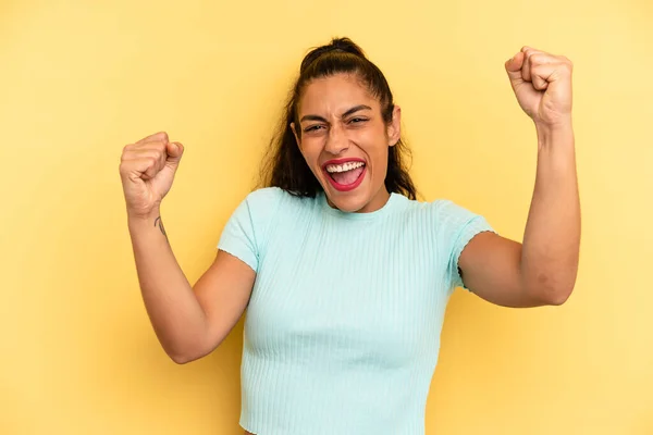 Hispanische Hübsche Frau Schreit Triumphierend Sieht Aus Wie Aufgeregt Glücklich — Stockfoto