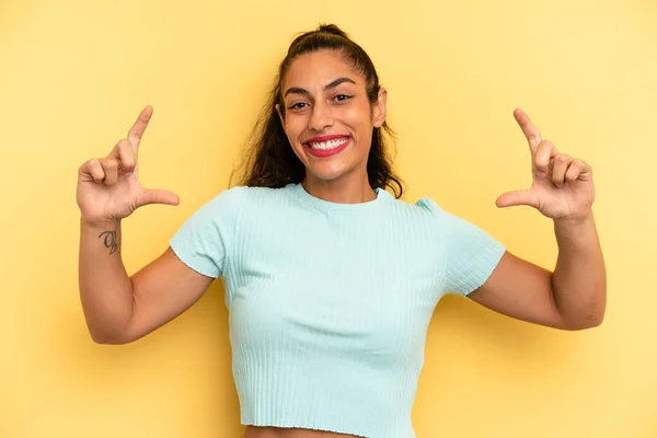 Hispanic Mooie Vrouw Inlijsten Schetsen Van Eigen Glimlach Met Beide — Stockfoto