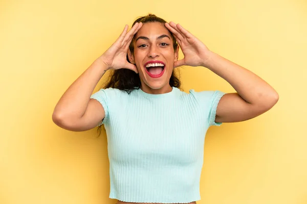 Hispânico Bonita Mulher Olhando Feliz Despreocupado Amigável Relaxado Desfrutando Vida — Fotografia de Stock