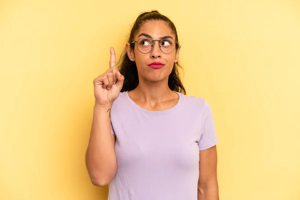 Mujer Bonita Hispana Sintiéndose Como Genio Sosteniendo Dedo Orgullosamente Aire —  Fotos de Stock