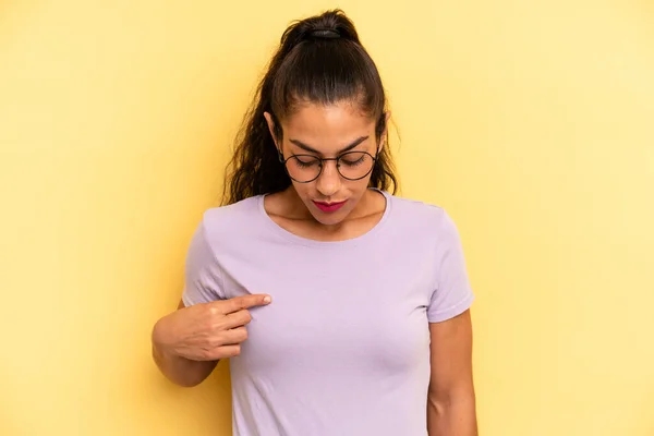 Hispanic Mooie Vrouw Glimlachen Vrolijk Casual Naar Beneden Kijken Wijzen — Stockfoto