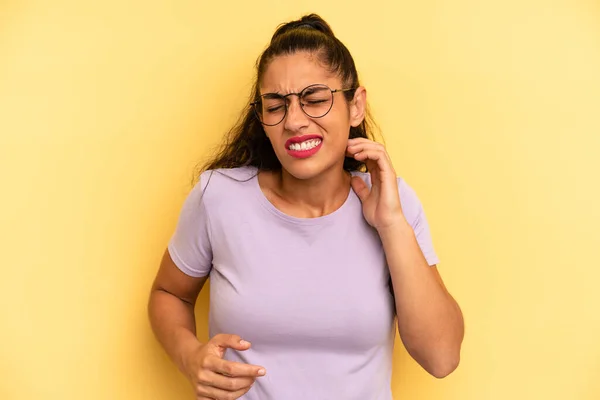 Bella Donna Ispanica Sensazione Stress Frustrazione Stanchezza Strofinando Collo Doloroso — Foto Stock