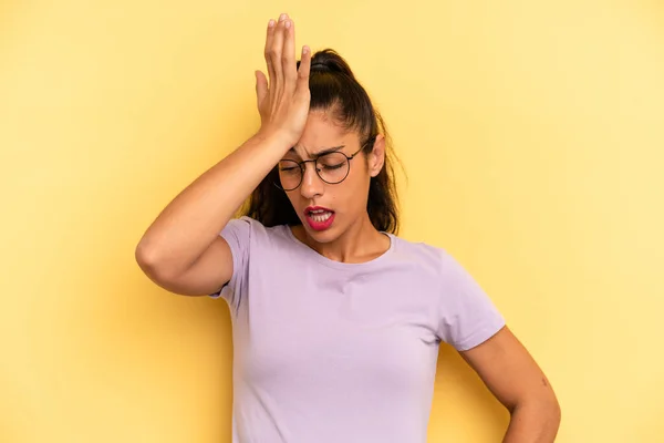 Hispanic Pretty Woman Raising Palm Forehead Thinking Oops Making Stupid — Stock Fotó