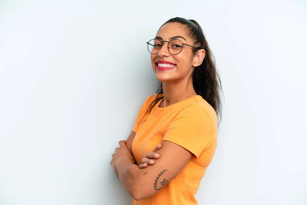 Ispanica Bella Donna Sorridente Alla Macchina Fotografica Con Braccia Incrociate — Foto Stock