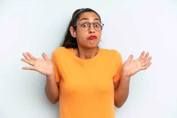 Hispanic Mooie Vrouw Gevoel Verward Verward Twijfelen Wegen Het Kiezen — Stockfoto