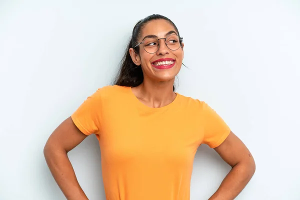 Hispanic Mooie Vrouw Zoek Gelukkig Vrolijk Zelfverzekerd Lachend Trots Zoek — Stockfoto