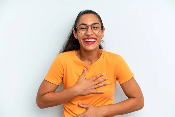 Hispanic Söt Kvinna Skrattar Högt Någon Rolig Skämt Känna Sig — Stockfoto