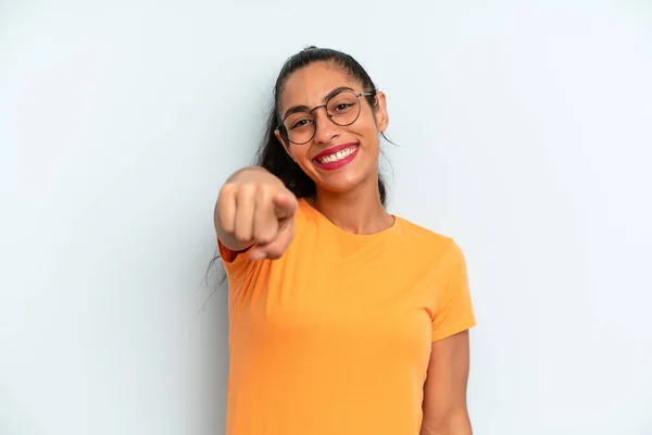 Hispanic Mooie Vrouw Wijzen Naar Camera Met Een Tevreden Zelfverzekerde — Stockfoto