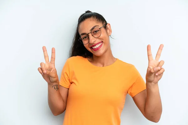 Hispanic Mooie Vrouw Glimlachend Zoek Gelukkig Vriendelijk Tevreden Gebaren Overwinning — Stockfoto