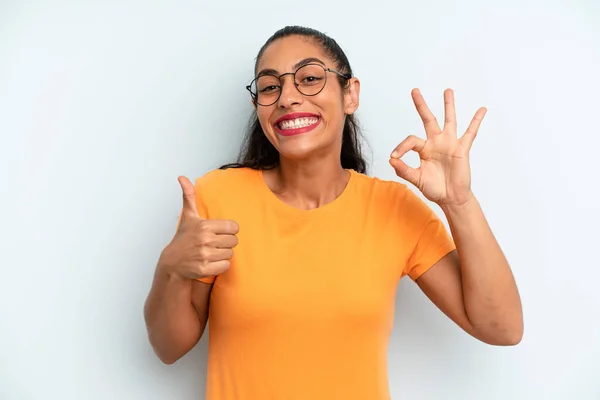 Hispanic Mooie Vrouw Zich Gelukkig Verbaasd Tevreden Verrast Tonen Oke — Stockfoto