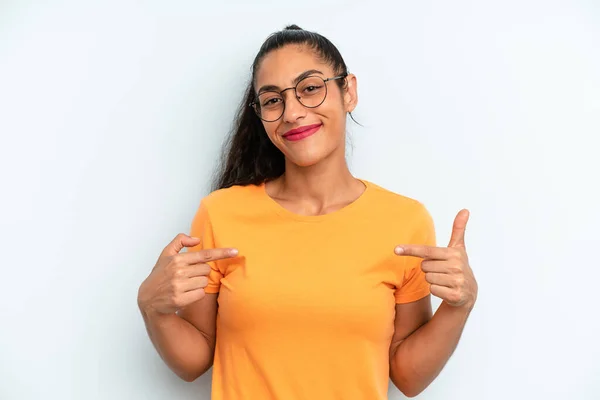 Hispanic Mooie Vrouw Zoek Trots Arrogant Gelukkig Verrast Tevreden Wijzend — Stockfoto