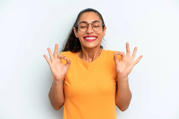 Mujer Bonita Hispana Mirando Concentrada Meditando Sintiéndose Satisfecha Relajada Pensando —  Fotos de Stock