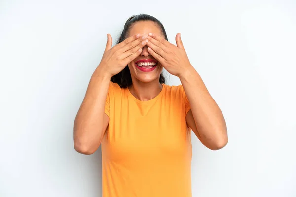 Ispanica Bella Donna Sorridente Felice Coprendo Gli Occhi Con Entrambe — Foto Stock