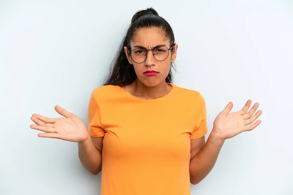 Hispânico Bonita Mulher Olhando Confuso Confuso Estressado Perguntando Entre Diferentes — Fotografia de Stock