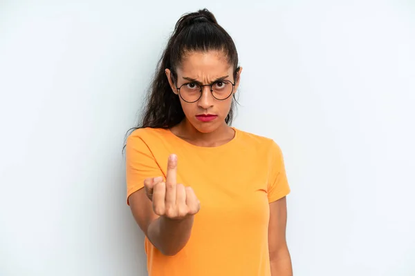 ヒスパニック系のかなりの女性は怒り いらいらし 反抗的で積極的で 中指を裏返し 反撃して — ストック写真