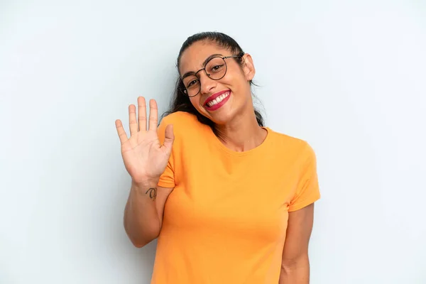 Hispanic Mooie Vrouw Glimlachen Gelukkig Vrolijk Zwaaiende Hand Verwelkomen Begroeten — Stockfoto