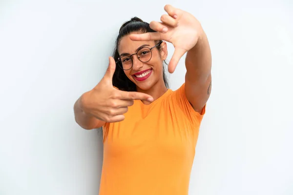 Mujer Bonita Hispana Sintiéndose Feliz Amistosa Positiva Sonriendo Haciendo Retrato —  Fotos de Stock