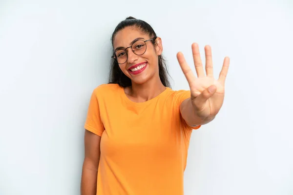 Mujer Bonita Hispana Sonriendo Luciendo Amigable Mostrando Número Cuatro Cuarto —  Fotos de Stock