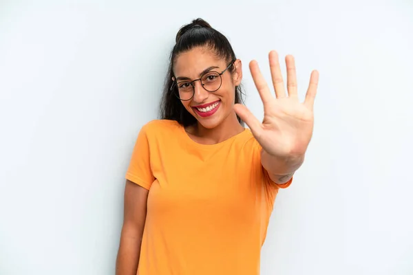 Latino Mooie Vrouw Glimlachend Zoek Vriendelijk Tonen Nummer Vijf Vijfde — Stockfoto