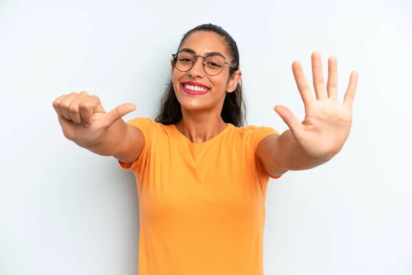 Mujer Bonita Hispana Sonriendo Luciendo Amigable Mostrando Número Seis Sexto —  Fotos de Stock