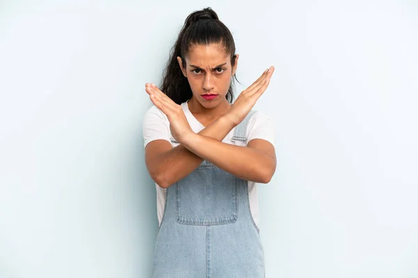 Hispânico Bonita Mulher Olhando Irritado Cansado Sua Atitude Dizendo Suficiente — Fotografia de Stock