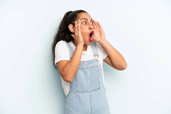 Hispanic Söt Kvinna Med Öppen Mun Ser Förskräckt Och Chockad — Stockfoto