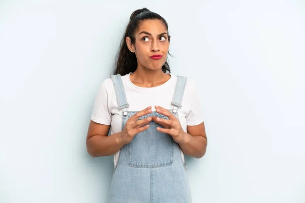 Hispânico Bonita Mulher Conspirando Conspirando Pensando Truques Desonestos Fraudes Astúcia — Fotografia de Stock