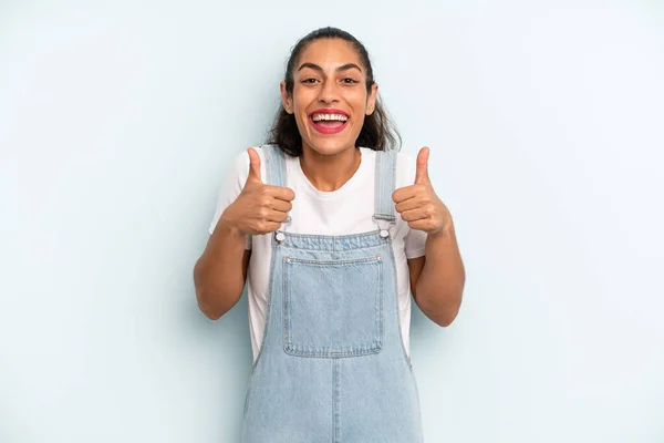 Hispanic Mooie Vrouw Glimlachen Breed Zoek Gelukkig Positief Zelfverzekerd Succesvol — Stockfoto