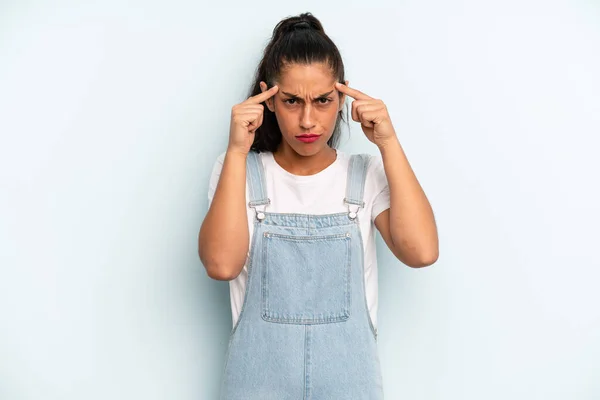 Mujer Bonita Hispana Con Una Mirada Seria Concentrada Lluvia Ideas —  Fotos de Stock