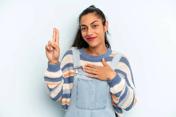 Ispanica Bella Donna Guardando Felice Fiducioso Affidabile Sorridente Mostrando Segno — Foto Stock