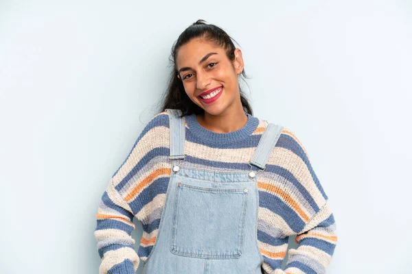 Mujer Bonita Hispana Sonriendo Alegre Casualmente Con Una Expresión Positiva —  Fotos de Stock