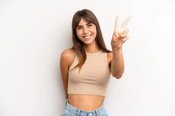 Hispanic Mooie Vrouw Glimlachend Kijkend Gelukkig Zorgeloos Positief Gebaren Overwinning — Stockfoto