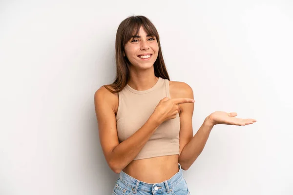 Hispanic Mooie Vrouw Glimlachend Gelukkig Zorgeloos Tevreden Wijzend Naar Concept — Stockfoto