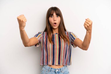 İspanyol güzel kadın inanılmaz bir başarıyı kutluyor. Kazanan gibi, heyecanlı ve mutlu görünüyor. Al bunu.!