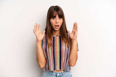 İspanyol güzel kadın şok olmuş ve şaşırmış görünüyor, inanılmaz bir şey fark ettiğinde çene şaşkın