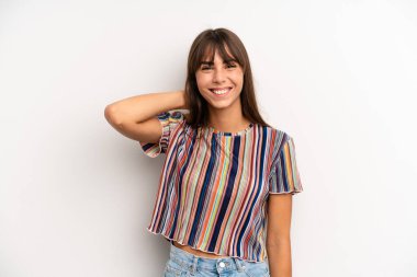 İspanyol güzel kadın neşeli ve kendinden emin bir şekilde gülüyor. Sıradan, mutlu, dostane bir gülümsemeyle.