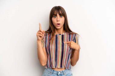 Hispanik güzel kadın gururlu ve şaşırmış hissediyor, kendine güvenen, başarılı bir numara gibi hisseden